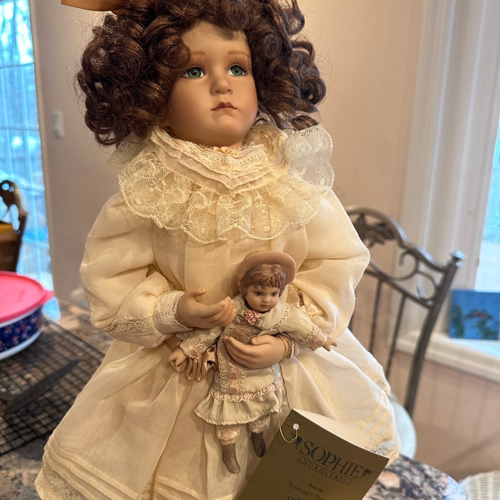 Sofie, from the Georgetown collection vintage Style Porcelain Doll - Picture 8 of 8